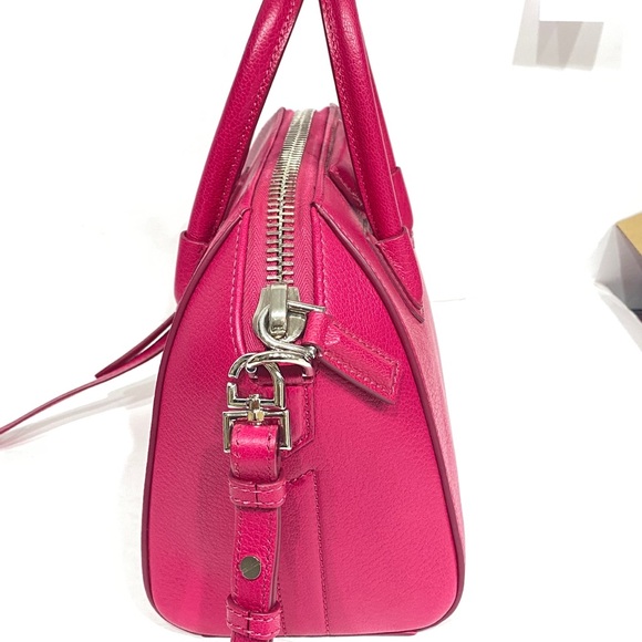 Givenchy
Antigona Leather Satchel - Picture 2 of 16